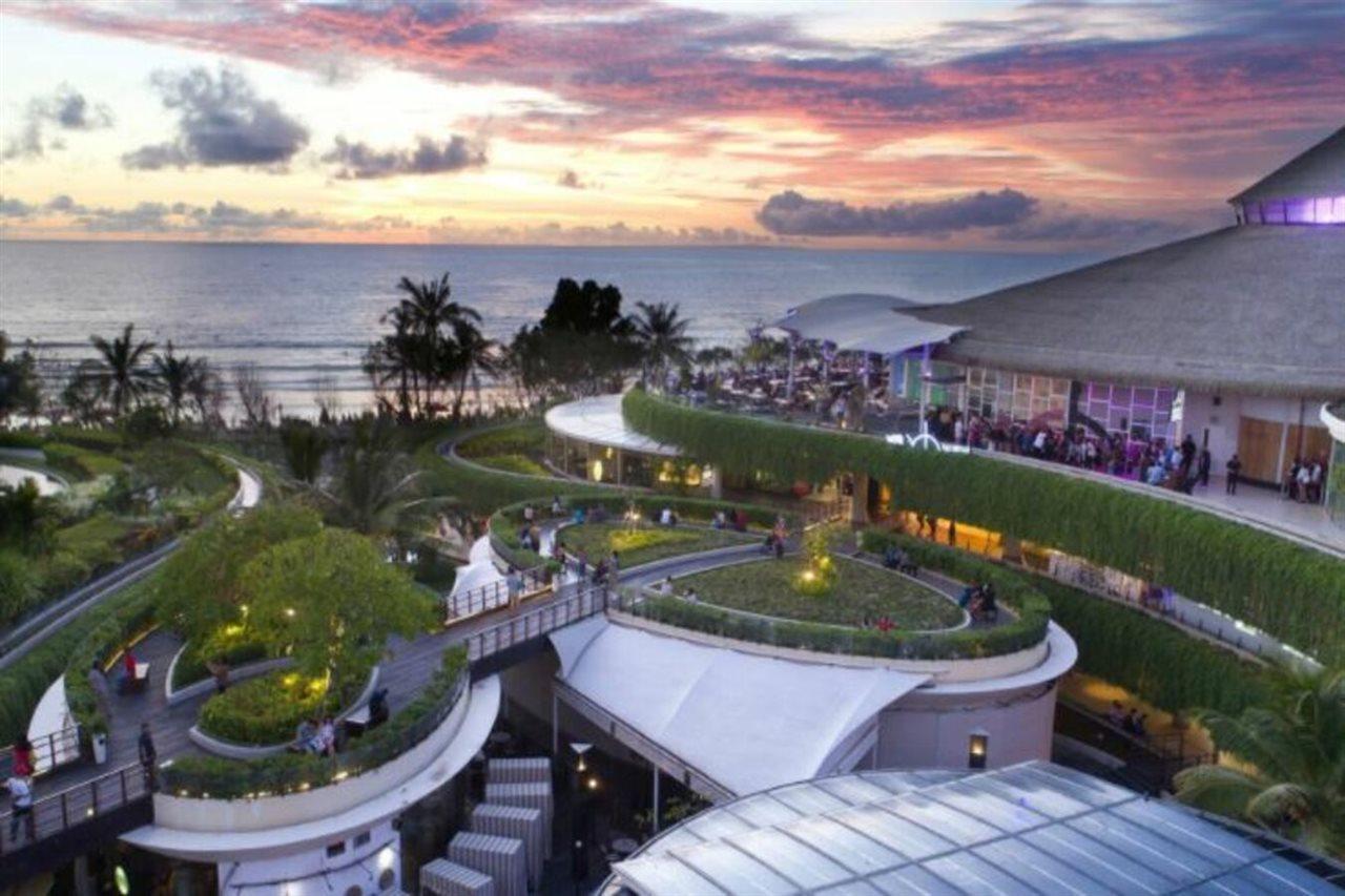 Yello Hotel Kuta Beachwalk Bali Bagian luar foto